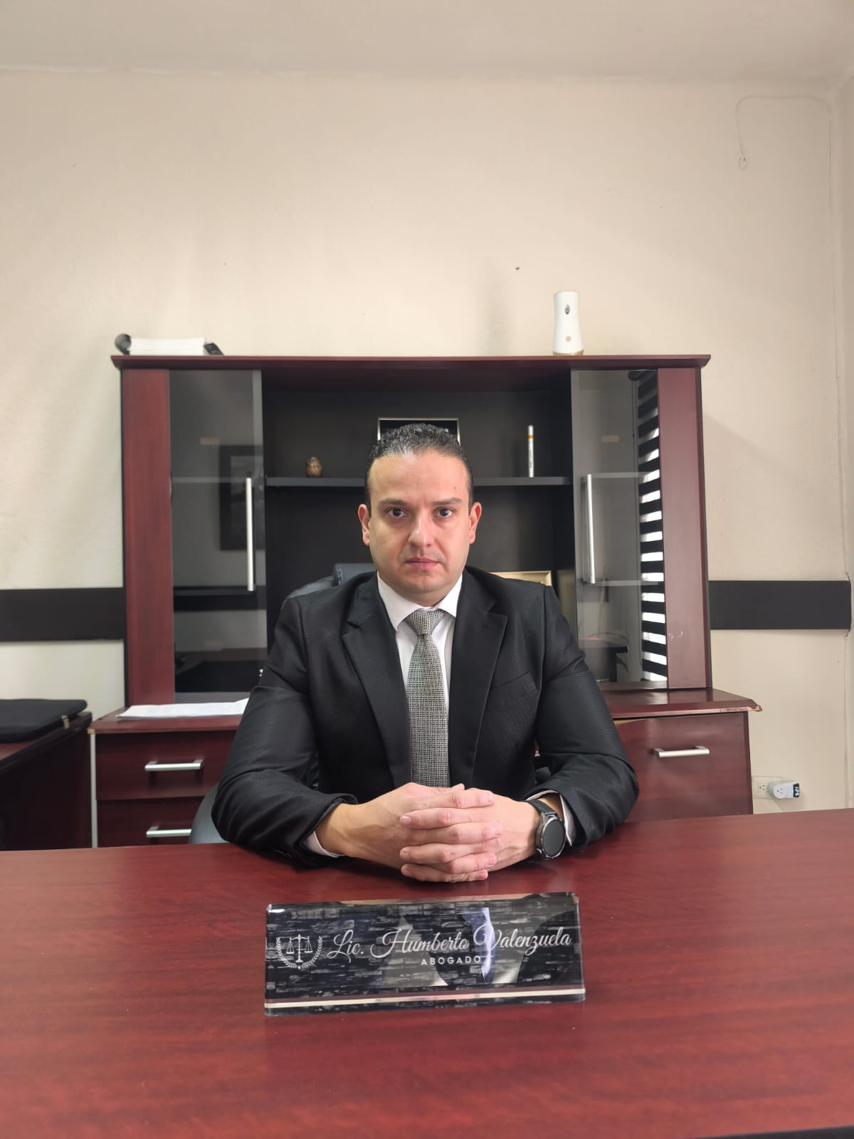 Lic. Humberto Valenzuela en su despacho